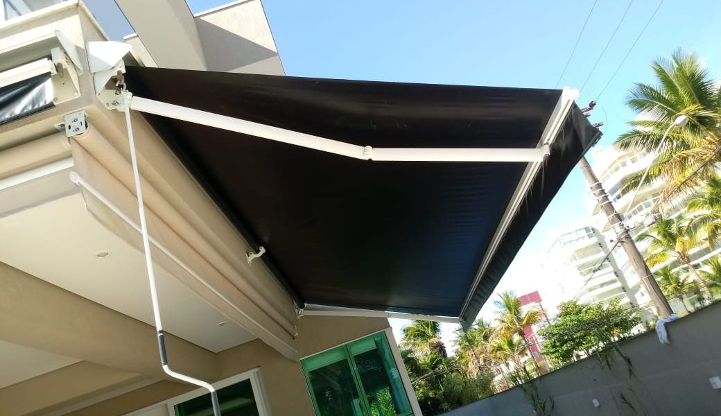 Por Que os Toldos Articulados São Ideais para Casas e Lojas em Guarujá, SP