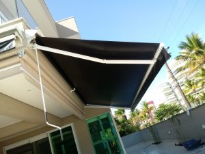 Por Que os Toldos Articulados São Ideais para Casas e Lojas em Guarujá, SP